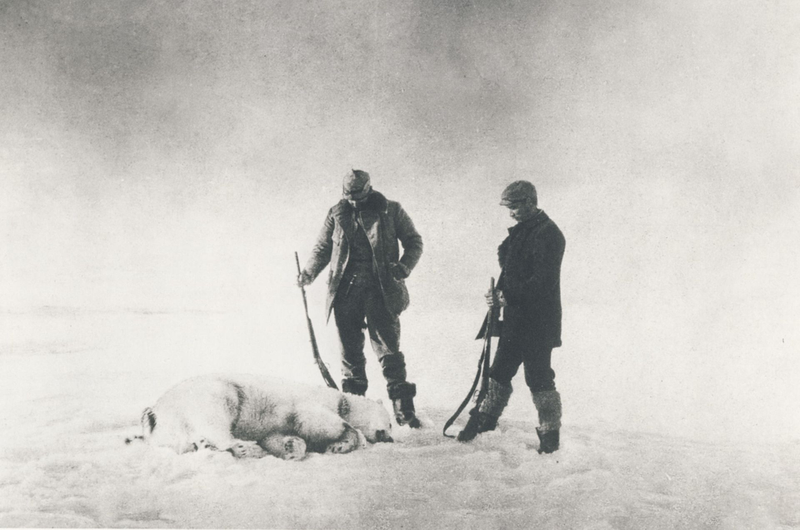 Frænkel (a la izquierda) y Strindberg con el primer oso polar que cazaron. Wikimedia Commons